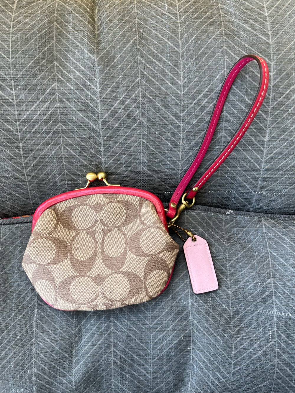 Like New Coach Kiss-lock Coin Purse/Wristlet with Striped Hang Tag - Picture 6 of 16